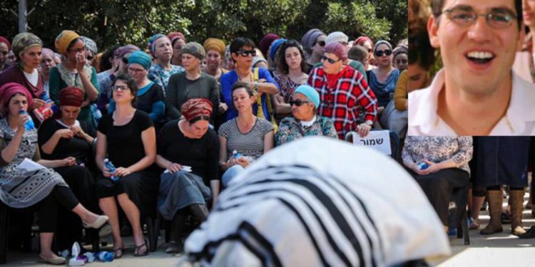 Familiares y amigos asisten al funeral de Adiel Kolman, de 32 años y padre de cuatro hijos en el poblado judío de Kochav Hashahar el 19 de marzo de 2018 (Hadas Parush / Flash 90)