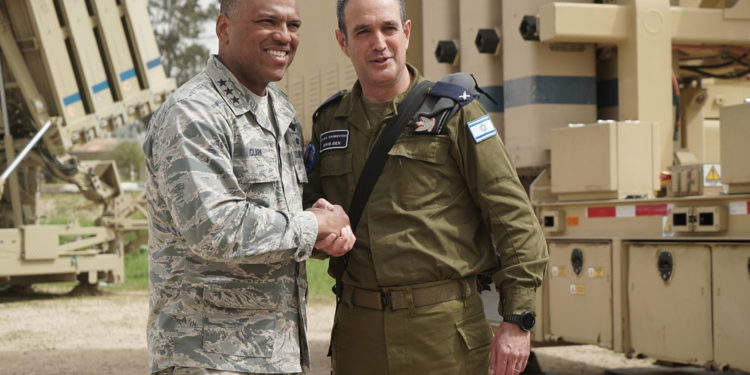 Comandante de defensa aérea israelí General Tzvika Haimovitch, a la derecha, le da la mano al teniente general Richard Clark, jefe de la delegación de los EE.UU. para el ejercicio de defensa aérea Juniper Cobra 2018 en marzo de 2018. (Fuerzas de Defensa de Israel)