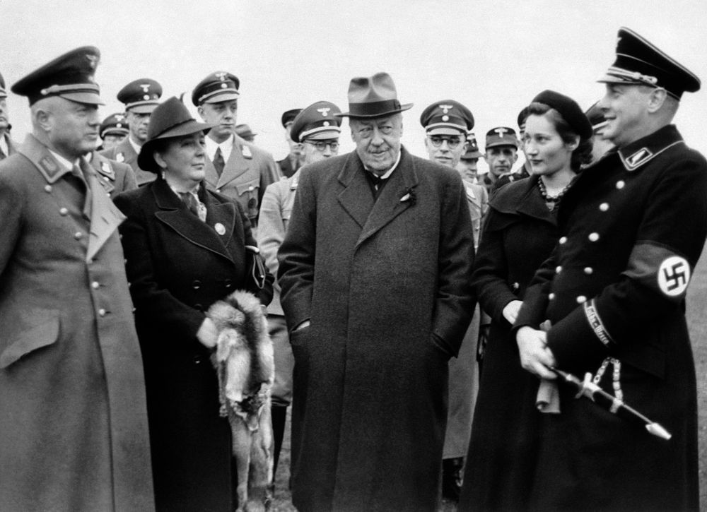 Después de un vuelo de prueba de varias horas, el nuevo Graf Zeppelin de Alemania aterrizó de forma segura en Frankfurt-on-Main en presencia del Dr. Hugo Eckener. Dr. Hugo Eckener, centro, con espectadores viendo el aterrizaje en Frankfurt-on-Main, Alemania, en espesa niebla el 1 de noviembre de 1938. (AP Photo)