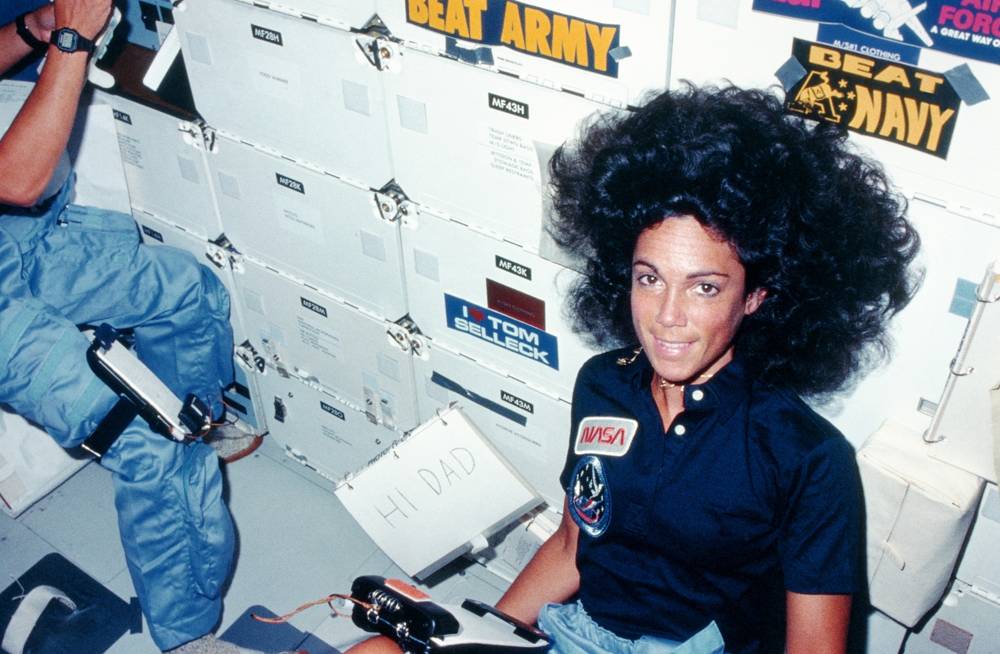 La especialista en misiones Judith Resnik le envía un mensaje a su padre a bordo del transbordador Discovery en su viaje inaugural, el 30 de agosto de 1984. (NASA / Space Frontiers / Getty Images vía JTA)