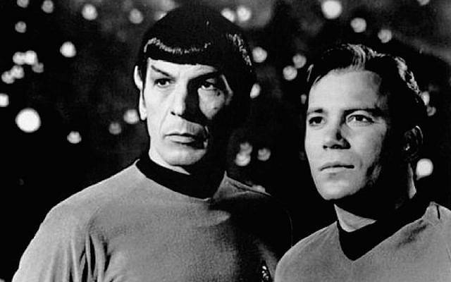 Leonard Nimoy, a la izquierda, como Spock en "Star Trek", junto a su co-estrella William Shatner. (Pixabay vía JTA)