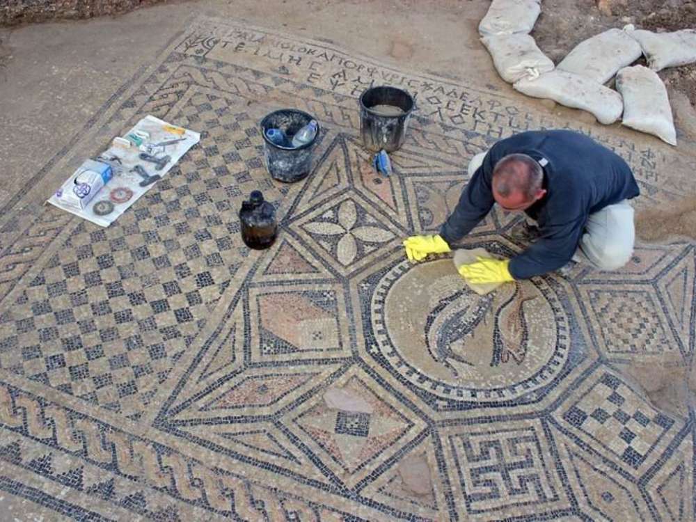 Limpiando y preservando el mosaico encontrado en una casa de oración de los primeros cristianos de la era romana en Othnay, dentro del complejo de la prisión de Meguido. (Foto: Dr. Yotam Tepper)