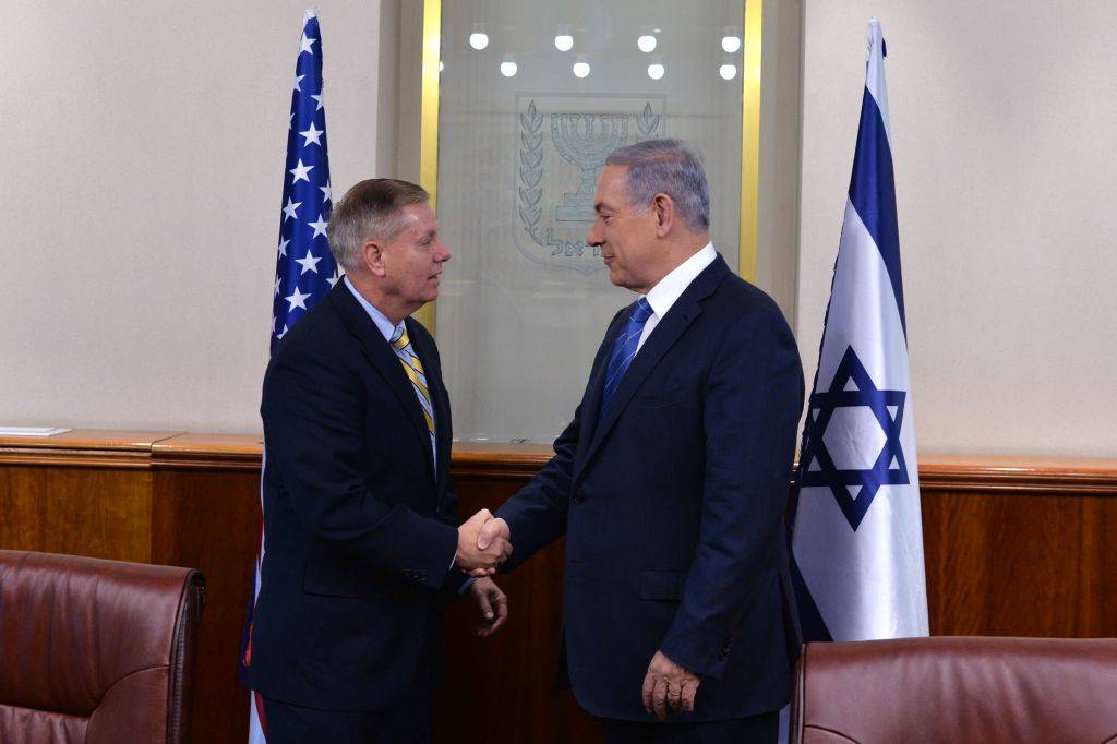 El primer ministro Benjamin Netanyahu, a la derecha, se reúne con el senador estadounidense Lindsey Graham en Jerusalén el 27 de mayo de 2015 (Foto por Kobi Gideon / GPO)