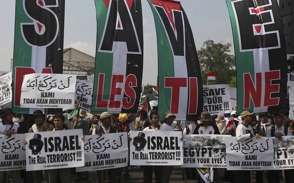 Los activistas musulmanes sostienen carteles pro-palestinos y anti-israelíes en una manifestación en Yakarta, Indonesia, en junio de 2010, días después del incidente de la flotilla Mavi Marmara. (Crédito de la foto: AP / Achmad Ibrahim)