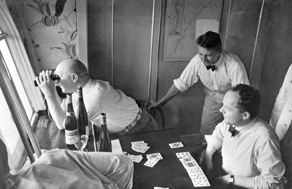 Ilustrativo: Los pasajeros son fotografiados en su cabina en la aeronave Graf Zeppelin, LZ 127, mientras navegan sobre el Océano Atlántico en un viaje de siete días desde Europa a Sudamérica, agosto de 1933. (AP Photo / Alfred Eisenstaedt)