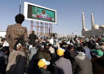 Los rebeldes chiítis Houthis y sus seguidores ven en pantalla grande un discurso en vivo del líder Abdul-Malik al-Houthi, mientras asisten a una manifestación frente a la mezquita de al-Saleh en la capital Sanaa con motivo del cumpleaños del profeta Mahoma el 30 de noviembre de 2017. (AFP PHOTO / MOHAMMED HUWAIS)