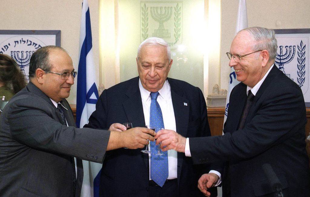 Meir Dagan, izquierda, Ariel Sharon, centro, y el ex jefe del Mossad Efraim Halevy en una ceremonia de bienvenida a Dagan como jefe del Mossad, el 12 de diciembre de 2002. (Flash 90 / Archivo)