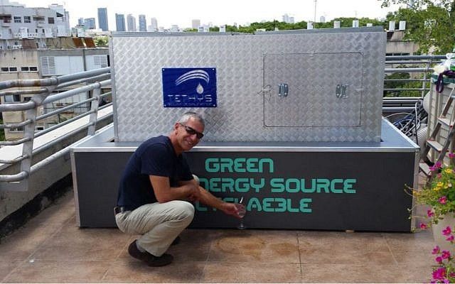 Moshe Tshuva, cofundador de Tethys Solar Desalination, y jefe del Departamento de Energía de la Facultad de Ingeniería de Afeka-Tel Aviv, demostrando la tecnología de desalinización (Cortesía)