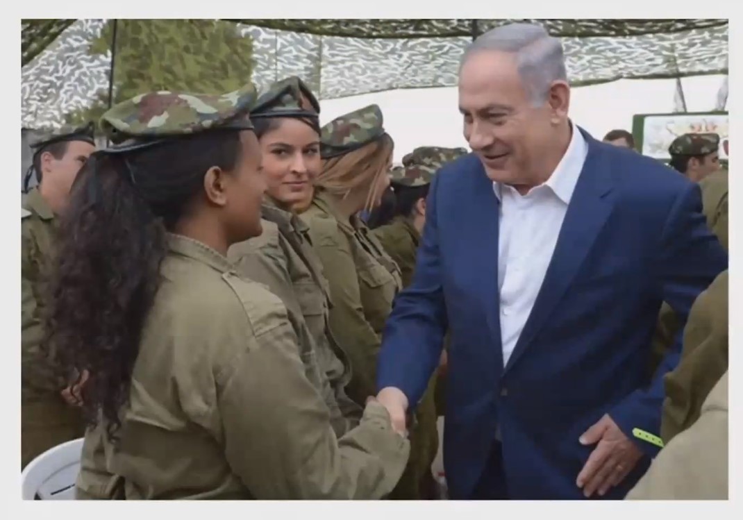 Imagen de Netanyahu saludando al batallón femenino de las FDI, mientras habla de la diversidad de personas que conforman las FDI en su discurso en AIPAC-2018.