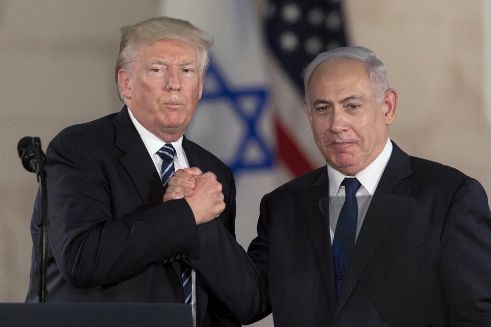 En esta foto de archivo del 23 de mayo de 2017, el presidente de EE.UU., Donald Trump, estrecha la mano del primer ministro israelí Benjamin Netanyahu en el Museo de Israel en Jerusalén (AP Photo / Sebastian Scheiner, archivo)