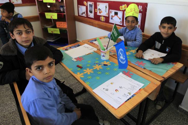 Niños árabes palestinos en una escuela en la ciudad de Rafah en la Franja de Gaza. (Abed Rahim Khatib / Flash 90)