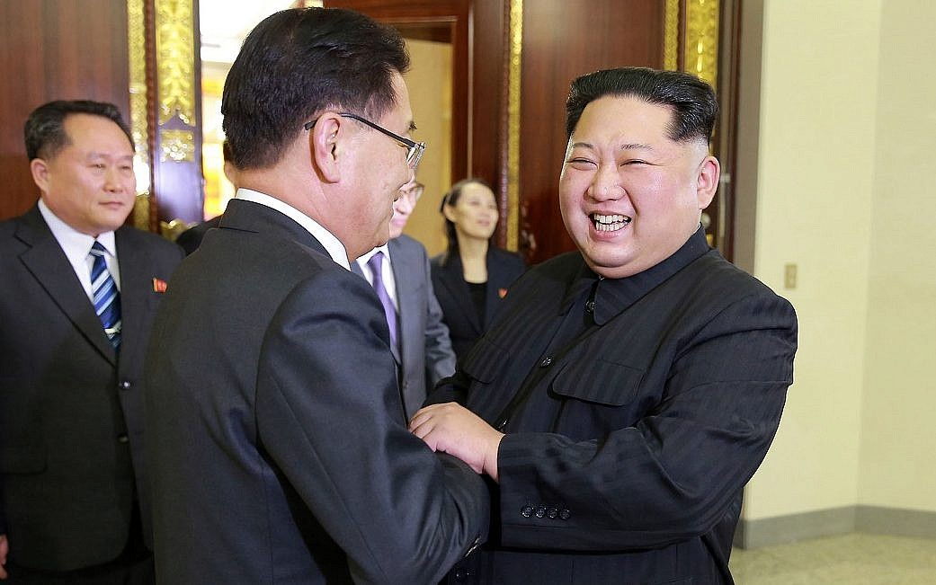 En esta foto del lunes 5 de marzo de 2018, proporcionada por el gobierno de Corea del Norte, el líder norcoreano Kim Jong Un, se encuentra con el Director de Seguridad Nacional de Corea del Sur, Chung Eui-yong, a la izquierda, en Pyongyang, Corea del Norte (Korean Central News Agency/Korea News Service via AP)