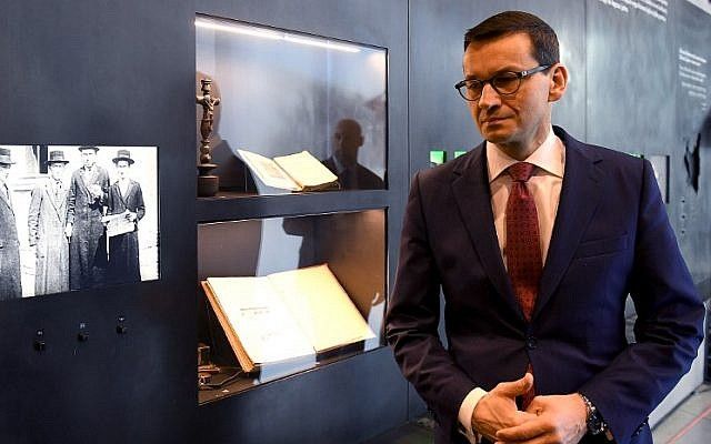 El primer ministro de Polonia, Mateusz Morawiecki, visita el Museo de la Familia Ulma que documenta el destino de la familia polaca Ulma, asesinada en marzo de 1944 por alemanes nazis por rescatar a judíos durante el Holocausto, en la aldea de Markowa, sureste de Polonia, el 2 de enero. 2018 (AFP / Janek Skarzynski)