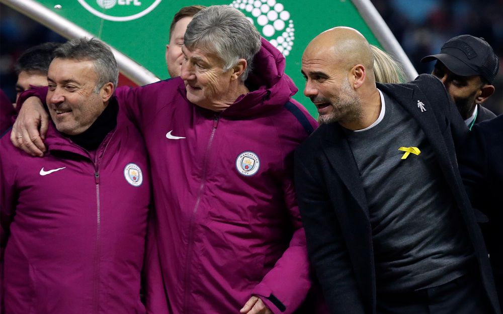 El entrenador del Manchester City, Pep Guardiola (derecha), lleva una cinta amarilla en el estadio de Wembley en Londres, el 25 de febrero de 2018. (AP / Tim Ireland)