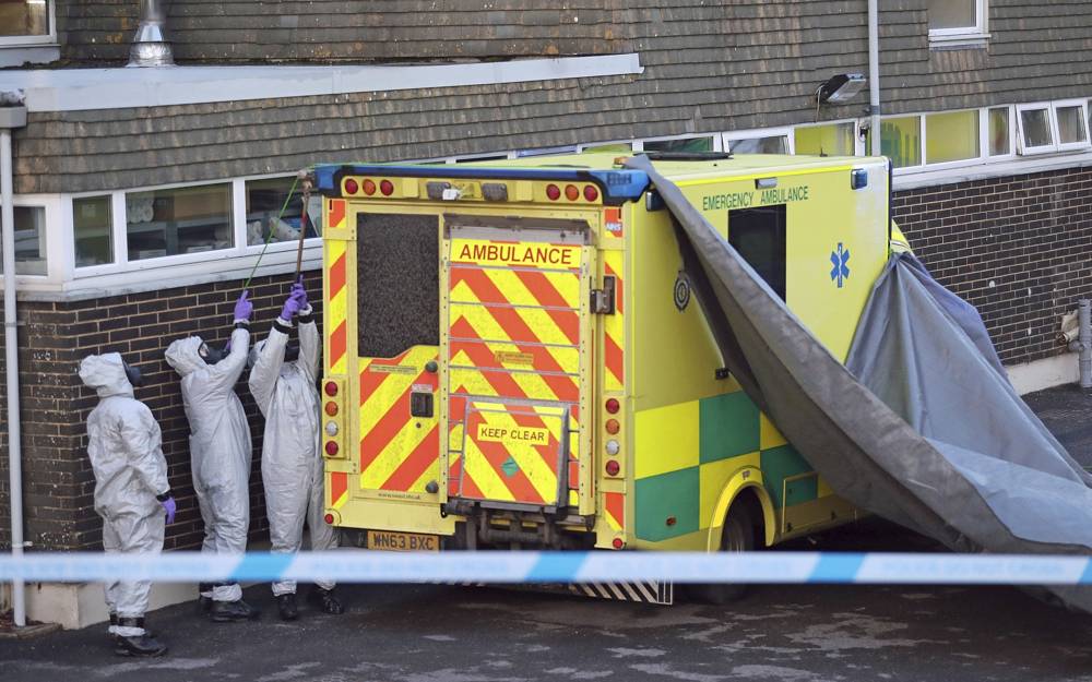 Personal militar con máscaras de gas se prepara para retirar una segunda ambulancia de la estación de Servicio Ambulancia Sur occidental en Harnham, cerca de Salisbury, Inglaterra, el sábado 10 de marzo de 2018, mientras la policía y miembros de las fuerzas armadas investigan el presunto ataque con agentes nerviosos contra el agente doble ruso Sergei Skripal que tuvo lugar el domingo. (Andrew Matthews / PA a través de AP)