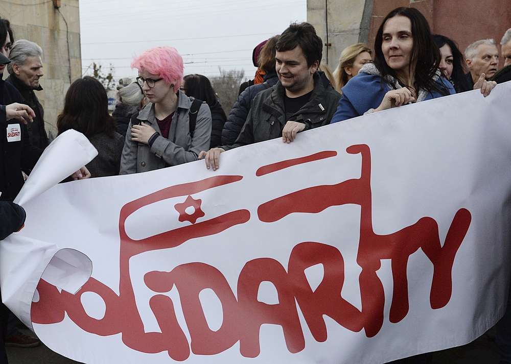 Cientos de polacos se reunieron para expresar su solidaridad con los judíos que perecieron en el Holocausto, fueron expulsados ​​de Polonia hace 50 años o sintieron los efectos del antisemitismo en la actualidad, en Varsovia, Polonia, el 11 de marzo de 2018. (AP Photo / Czarek Sokolowski)