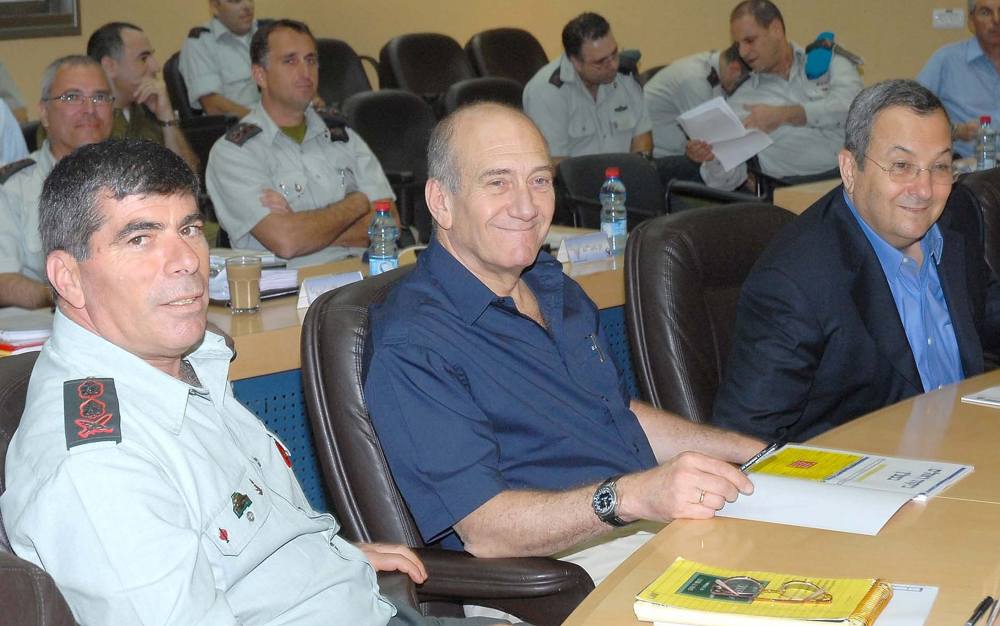 Primer ministro Ehud Olmert (centro), ministro de defensa Ehud Barak (derecha) y jefe de personal de las FDI Gabi Ashkenazi, durante una visita al Comando Norte de las FDI en Galilea, 14 de agosto de 2007. (Moshe Milner / GPO / Flash 90)