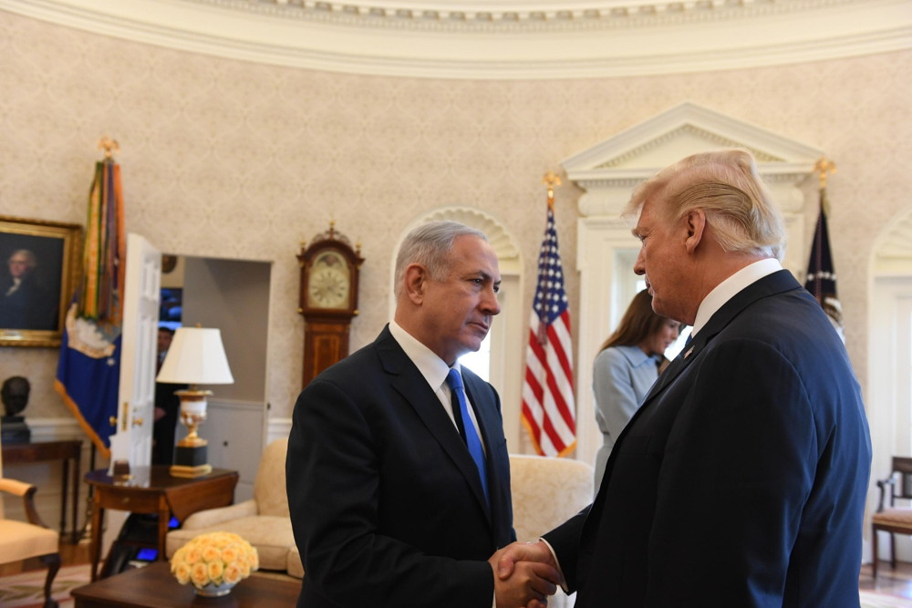 El primer ministro Benjamin Netanyahu (izquierda) y el presidente estadounidense Donald Trump en la Oficina Oval de la Casa Blanca, 5 de marzo de 2018 (Haim Tzach / GPO)