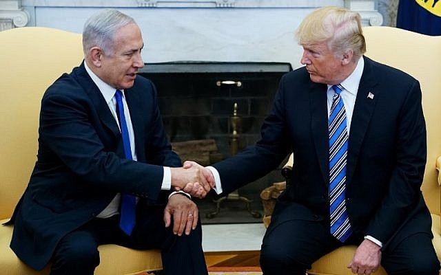 El presidente de los Estados Unidos, Donald Trump, estrecha la mano del primer ministro Benjamin Netanyahu en la Oficina Oval de la Casa Blanca el 5 de marzo de 2018. (AFP Photo / Mandel Ngan)