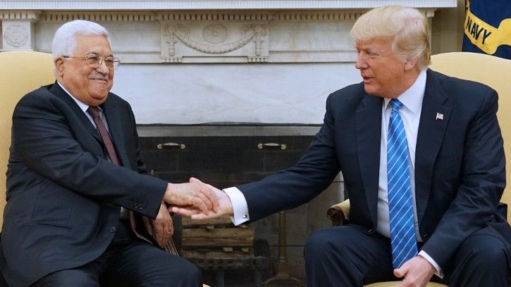 El presidente de los Estados Unidos, Donald Trump, se reúne con el presidente de la Autoridad Palestina Mahmoud Abbas en la Oficina Oval de la Casa Blanca el 3 de mayo de 2017, en Washington, DC. (AFP PHOTO / MANDEL NGAN)