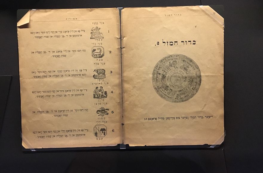 Un libro de 1907 que aparece en la exhibición de YIVO "Judíos en el espacio" contiene horóscopos en yiddish. (Josefin Dolsten / JTA)
