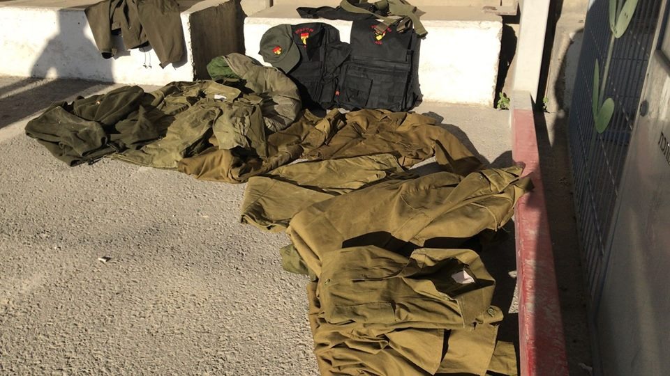 Uniformes de las FDI incautados en el cruce fronterizo Kerem Shalom mientras ingresaban de contrabando a Gaza. (Ministerio de Defensa)