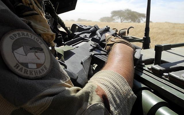 En esta foto tomada el 1 de noviembre de 2017, un soldado de la misión barkhane de Francia con la insignia 'operación barkhane' sostiene un arma mientras patrulla en el centro de Malí, en la zona de frontera con Burkina Faso y Níger como una fuerza anti-jihadista articulación que une los países del Sahel comenzaron a operar el 1 de noviembre. (AFP / Daphné Benoit)