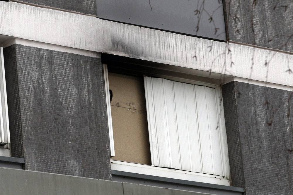 Vista exterior de una ventana manchada de humo del departamento de Mireille Knoll, en París, Francia, 27 de marzo de 2018. (Christophe Ena / AP)