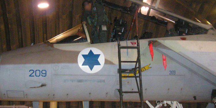 Arriba y foto principal: el piloto de un avión de combate F-15I, del Escuadrón 69 de la Fuerza Aérea Israelí, ingresa a su avión antes de una operación para bombardear un reactor nuclear sirio en Deir Ezzor el 5 de septiembre de 2007. (Fuerzas de Defensa de Israel)