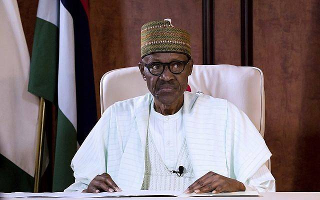 En esta foto publicada por la Casa del Estado de Nigeria, el presidente de Nigeria, Muhammadu Buhari, observa durante una transmisión a la Nación en el palacio presidencial de Abuja, Nigeria, el 21 de agosto de 2017. (Bayo Omoboriowo / Nigeria State House vía AP)