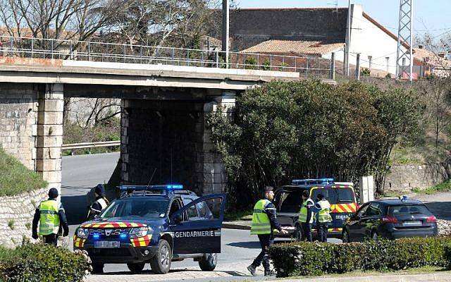 Los gendarmes franceses bloquean el acceso a Trebes, donde un hombre tomó rehenes en un supermercado el 23 de marzo de 2018 en Trebes, en el suroeste de Francia. (AFP Photo / Eric Cabanis)