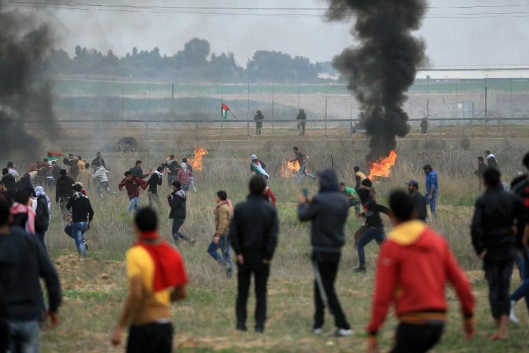 Ilustrativo: manifestantes palestinos atacan a los soldados israelíes cerca de la valla fronteriza al este de la ciudad de Gaza el 22 de diciembre de 2017. (AFP / Mohammed Abed)