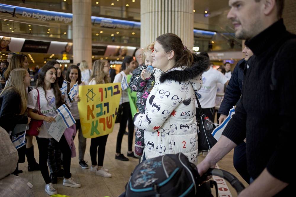 En esta foto del 30 de enero de 2018, nuevos inmigrantes judíos de Ucrania llegan en un vuelo financiado por la Confraternidad Internacional de Cristianos y Judíos en el aeropuerto Ben Gurion cerca de Tel Aviv, Israel. (AP Photo / Ariel Schalit)