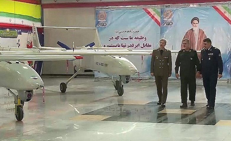 Captura de pantalla del video que muestra al Ministro de Defensa iraní, general de brigada Amir Hatami, a la izquierda, durante la apertura de una línea de producción para producir el dron Mohajer 6 de Irán, en Teherán, 5 de febrero de 2018. (YouTube)