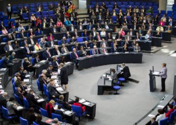 Una foto ilustrativa de la canciller alemana Angela Merkel pronuncia un discurso en el Bundestag el 27 de abril de 2017 en Berlín. (AFP / Odd Andersen)