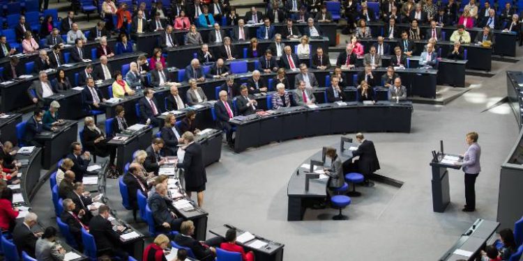 Una foto ilustrativa de la canciller alemana Angela Merkel pronuncia un discurso en el Bundestag el 27 de abril de 2017 en Berlín. (AFP / Odd Andersen)