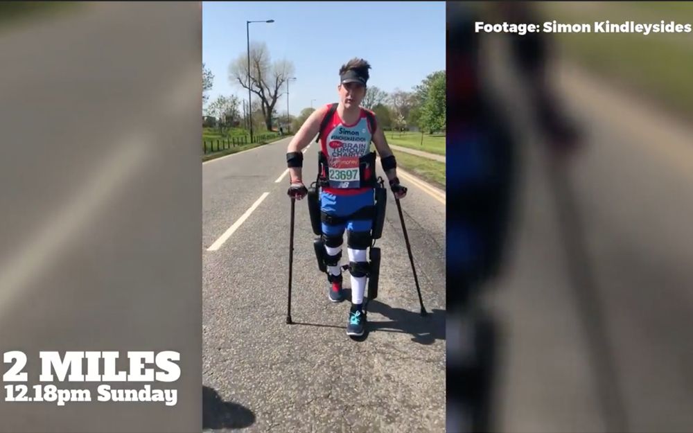 El británico Simon Kindleysides, de 34 años, paralizado de la cintura para abajo, caminó por la maratón de Londres en 36 horas, con la ayuda del exoesqueleto ReWalk, abril de 2018. (Captura de pantalla de YouTube)