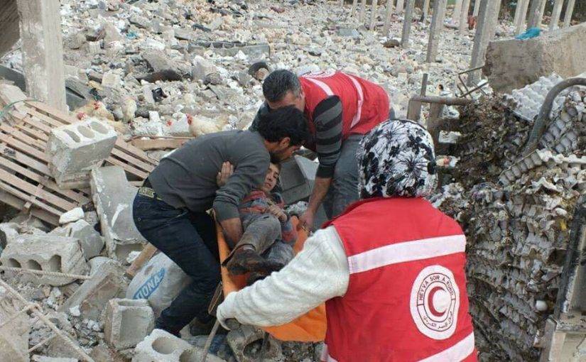 Un niño es removido de los escombros luego de un ataque aéreo turco en A'nabka en el campo de Afrin, el 21 de enero de 2018 (vía Afrin Now)