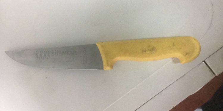 Palestino arrestado con un cuchillo en el cruce de Qalandia