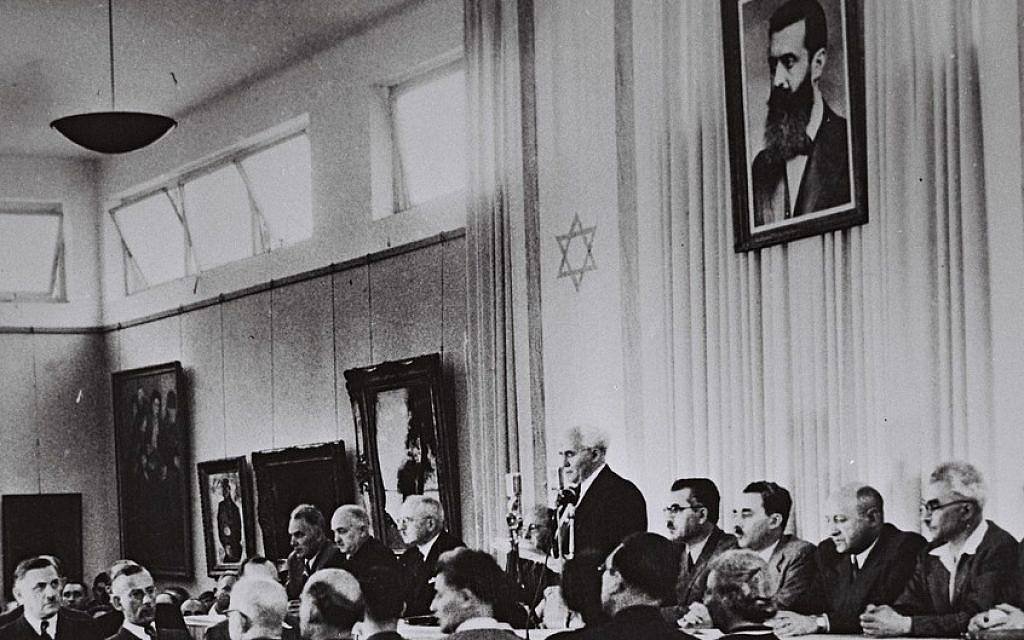 David Ben-Gurion, flanqueado por los miembros de su gobierno provisional, lee la Declaración de Independencia en el Salón del Museo de Tel Aviv el 14 de mayo de 1948 (crédito de la foto: Oficina de Prensa del Gobierno de Israel)