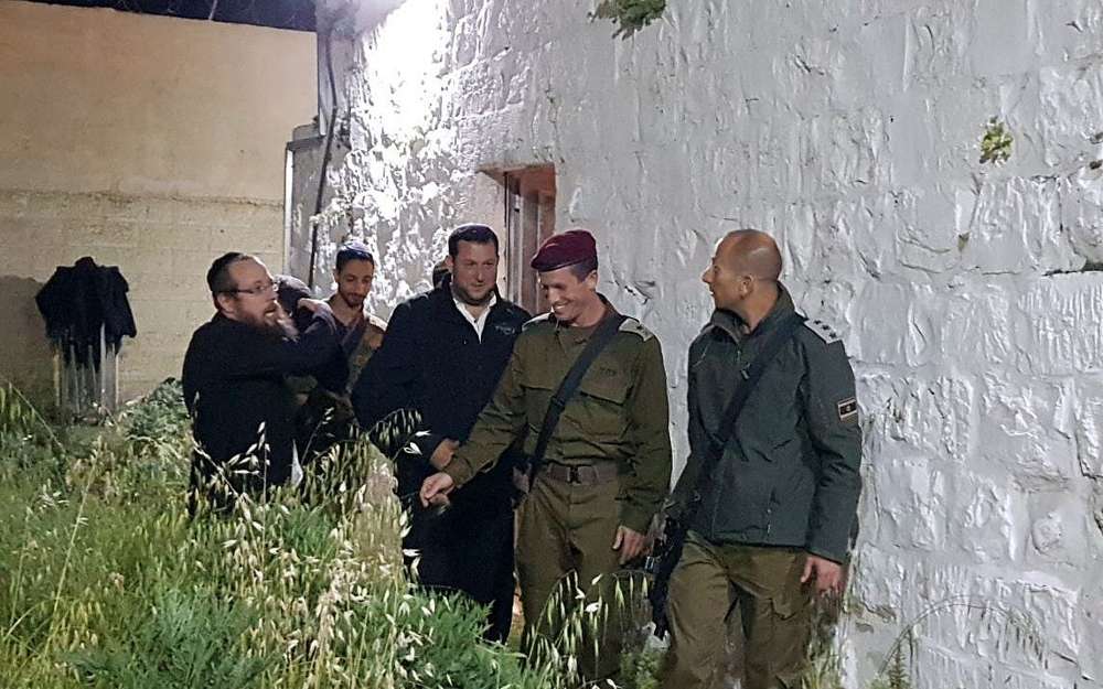 El Jefe del Comando Central de las FDI Nadav Padan (C) recorriendo la tumba de José en la ciudad Shjem el jueves 5 de abril de 2018. (Roi Hadi)