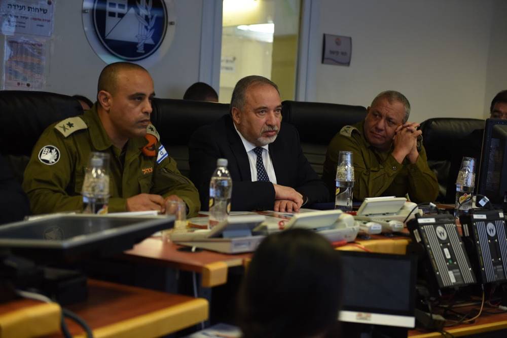 El ministro de Defensa Avigdor LIberman, en el centro, visita un ejercicio nacional de preparación para emergencias, junto con el jefe de personal de las FDI, Gadi Eisenkot, derecha, y el jefe del Comando de Frente Interno, general de división Tamir Yadai, en marzo de 2018. (Fuerzas de Defensa de Israel)