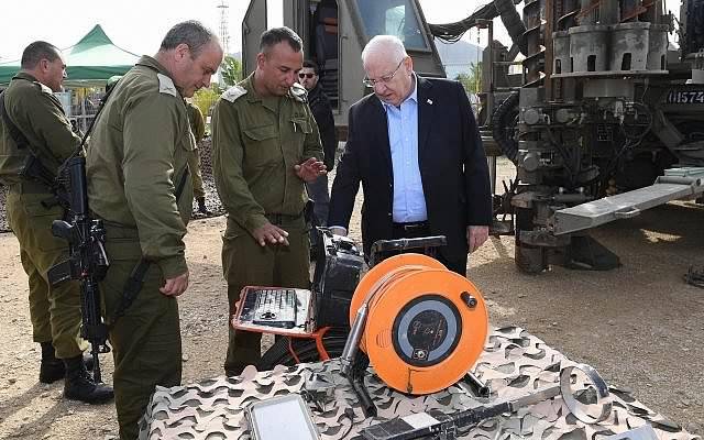 El presidente Reuven Rivlin, durante un recorrido por la zona fronteriza de Gaza, el 21 de enero de 2018. (Mark Neiman / GPO)