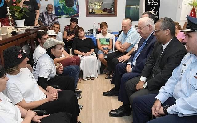 El presidente Reuven Rivlin visita a la familia de Reuven Schmerling, que fue asesinado en un ataque terrorista, el 15 de octubre de 2017. (Mark Neyman / GPO)