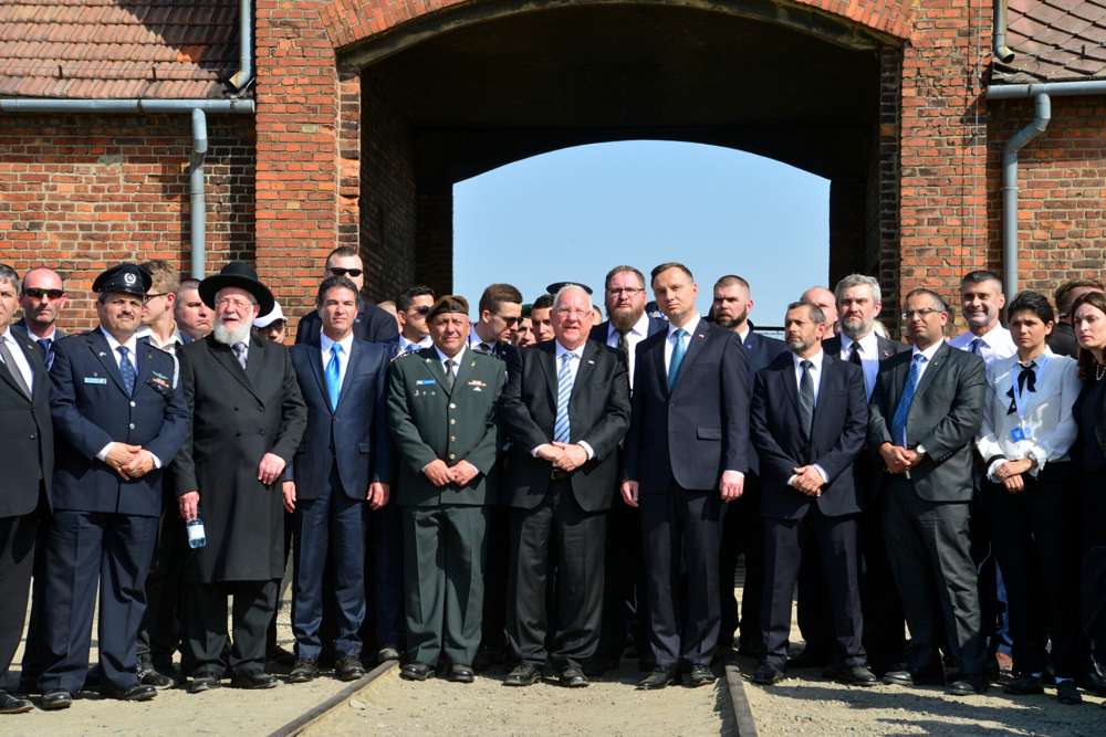 El presidente Reuven Rivlin (c) se encuentra con altos líderes de seguridad israelíes en la Marcha de los Vivos en Polonia el 12 de abril de 2018. (Yossi Zeliger / Flash 90)