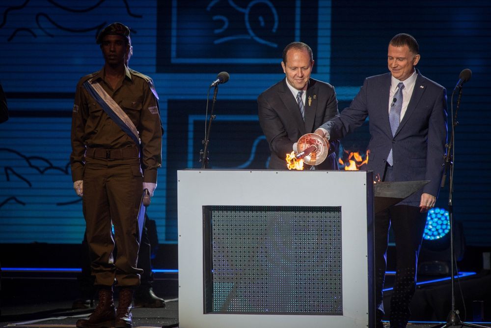 El presidente de la Knesset, Yuli Edelstein, a la derecha, y el alcalde de Jerusalén, Nir Barkat, encienden la antorcha ceremonial durante la ceremonia estatal oficial del 69º Día de la Independencia de Israel en el Monte Herzl, Jerusalén, el 1 de mayo de 2017. (Hadas Parush / Flash 90)