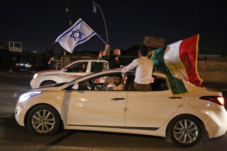 Los iraquíes kurdos portan las banderas kurdas e israelíes en las calles de la ciudad norteña de Kirkuk el 25 de septiembre de 2017 tras un referéndum sobre la independencia. (AFP Photo / Ahmad Al-Rubaye)