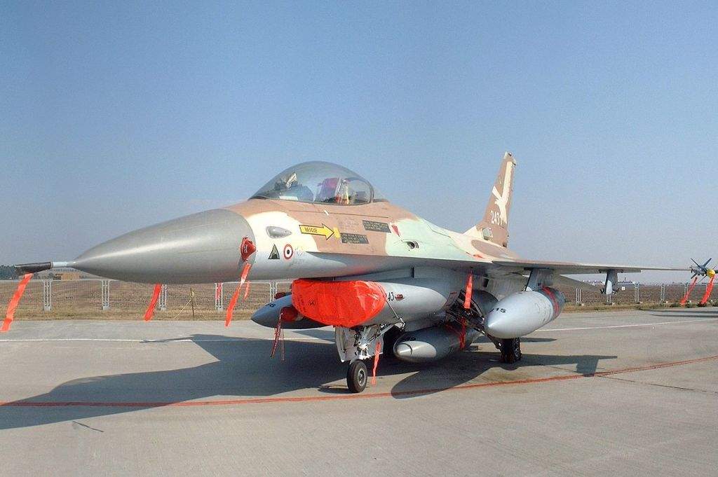 El F-16A Netz 243 de la fuerza aérea israelí, volado por el coronel Ilan Ramon en el bombardeo de la Operación Ópera del reactor nuclear de Saddam Hussein en Osirak, en 1981. (KGyST / Wikipedia)