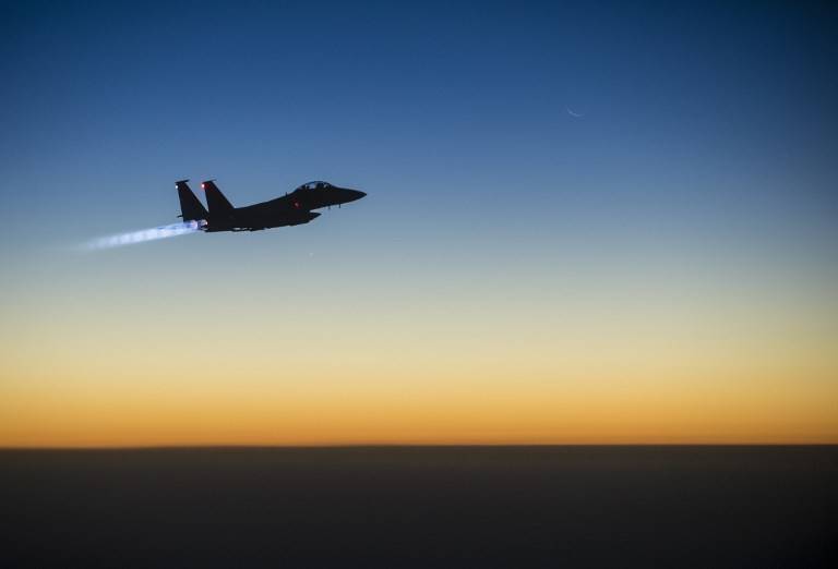 Foto ilustrativa de un F-15E Strike Eagle de la Fuerza Aérea de los EE.UU. sobrevolando el norte de Iraq el 23 de septiembre de 2014, después de realizar ataques aéreos en Siria. (AFP / US Air Force / Aviador sénior Matthew Bruch)