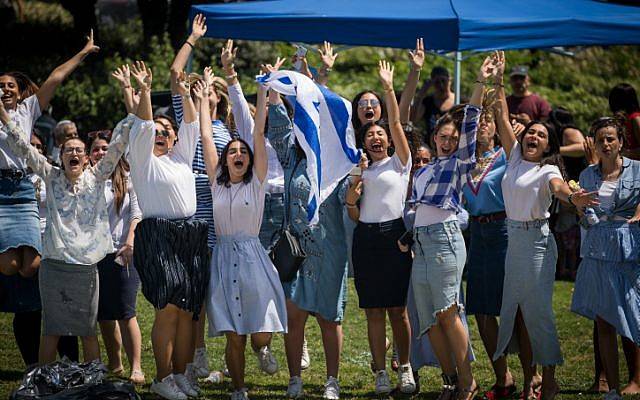 La gente celebra el 70 Día de la Independencia de Israel en el parque Saker en Jerusalén, el 19 de abril de 2018. (Yonatan Sindel / Flash 90)